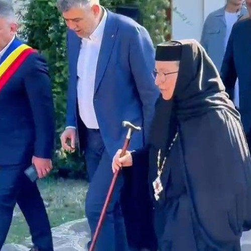 Premierul Marcel Ciolacu a asistat la slujba de Sfânta Maria la mănăstirea Văratec