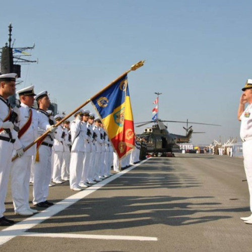 Ceremonie oficială pe faleza din fața Comandamentului Flotei