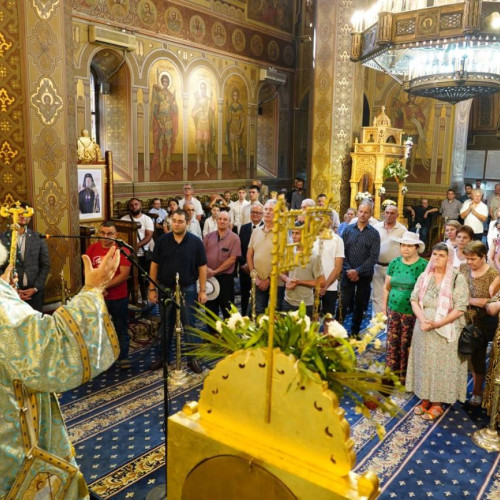 Numeroși credincioși la Catedrala din Târgoviște cu ocazia Adormirii Maicii Domnului