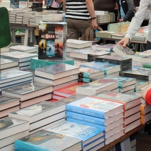 Târgul de carte Gaudeamus deschis în Piața Mare a Sibiului