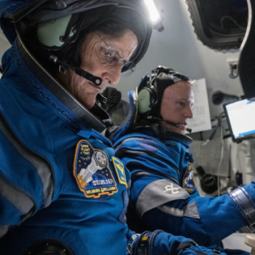 NASA amână returnarea astronautilor americani blocați în spațiu