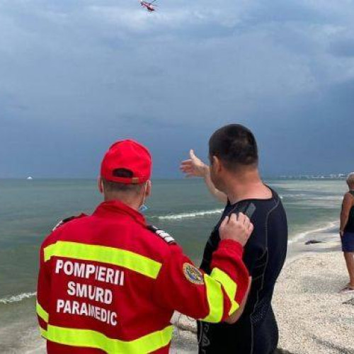 Bărbat dispărut în mare în încercarea de a-și salva fiica