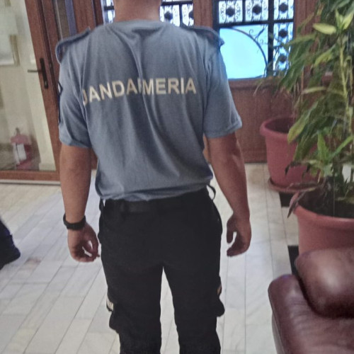 Jandarmii din Focșani identifică un bărbat în uniformă de jandarm cu un pistol airsoft