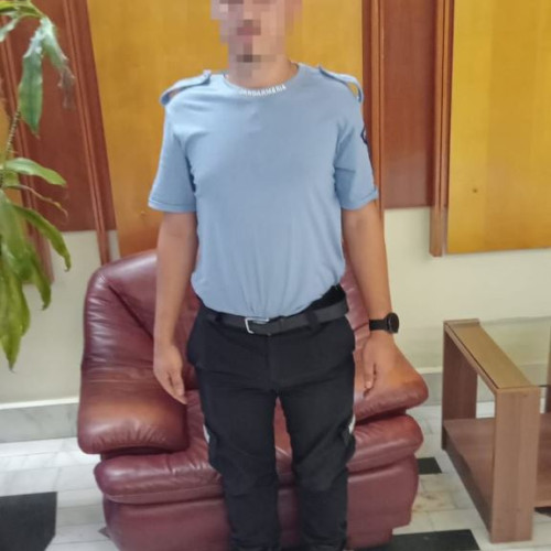 Barbat identificat purtând uniformă falsă și armă neletală în Focșani