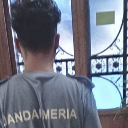 Focșani: Un bărbat a fost prins purtând uniformă de jandarm și având o armă de airsoft