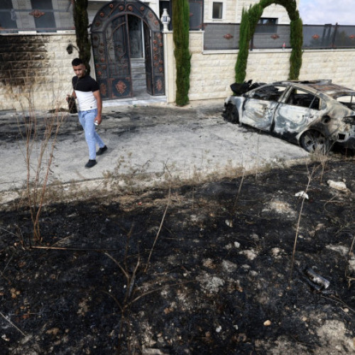 Colonistii israelieni au atacat un sat din Cisiordania, provocand distrugeri si o moarte