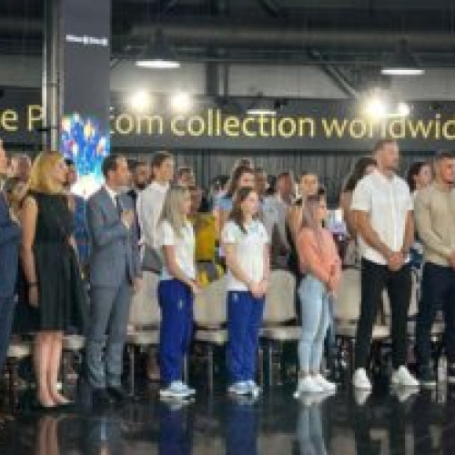 O tânără din Botoșani a primit două mașini de lux de la Ion Țiriac