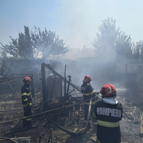 Alertă maximă în Tecuci după un incendiu devastator