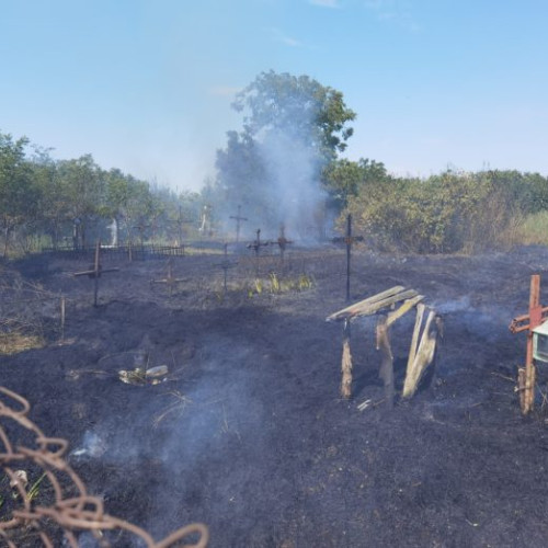 Incendiu în cimitirul din Ștefănești: comunitatea reacționează