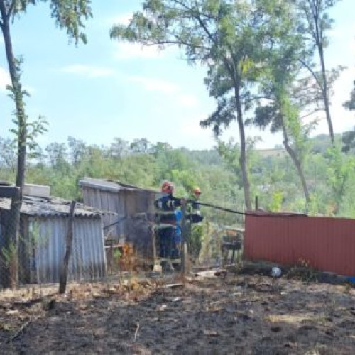 Incendiu în Iacobeni: Vegetația uscată a fost cuprinsă de flăcări