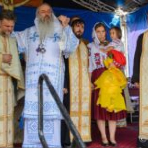Distincții deosebite oferite de Mitropolia Moldovei în cadrul sfințirii unei biserici din Botoșani