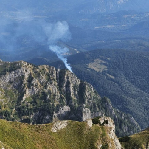 Furtuna provoacă incendiu de vegetație în Masivul Bucegi