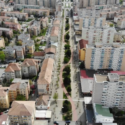 Bărbat trimis în judecată pentru distrugerea unui ATM și a vitrinelor unui magazin