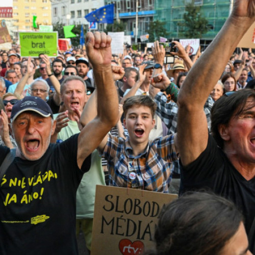 Mii de oameni protestează împotriva guvernului Fico în Slovacia