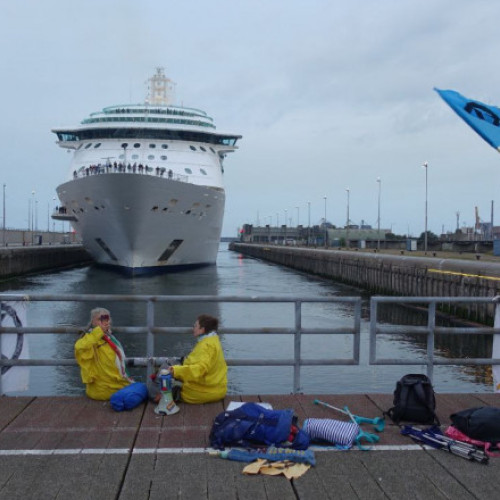 Activistii ecologisti blocheaza nave de croaziera in portul Amsterdam