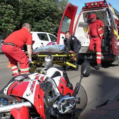 Tânăr motociclist în stare gravă după un accident în Iași