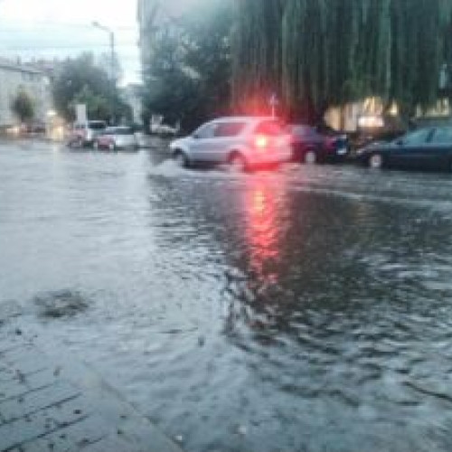 Strada Spiru Haret din Dorohoi, inundată din cauza ploilor torențiale