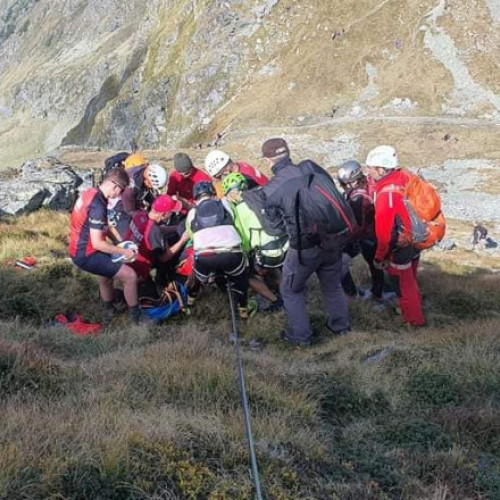 Zeci de turiști blocați pe Vârful Moldoveanu în urma unei viituri