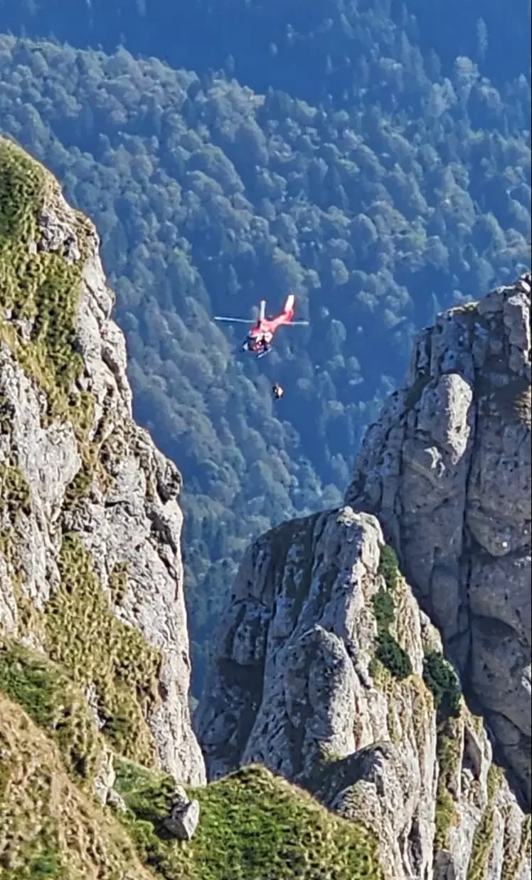 Intervenție dramatică în Bucegi: Două persoane salvate, o turistă decedată