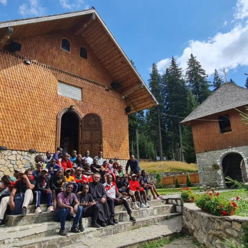 Grup de tineri kenyeni în vizită la Arhiepiscopia Târgoviștei