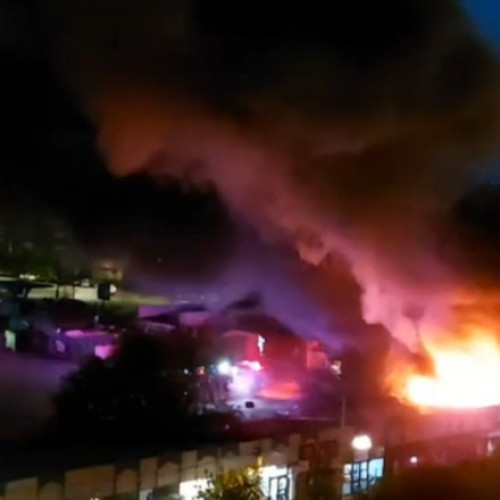 Incendiu puternic în Craiova, zona comercială afectată
