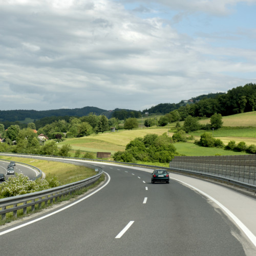Șofer din Galați prins conducând cu 197 km/h pe o autostradă din Slovenia