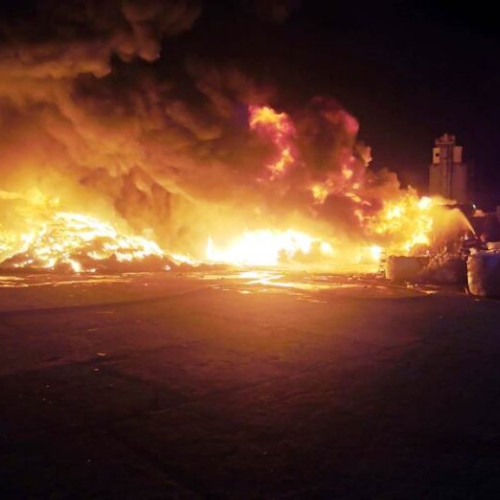 Incendiu de proporții în Adjud, provocat de autoaprindere