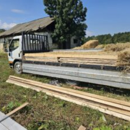 Sofer prins transportând material lemnos ilegal sub baloti de paie