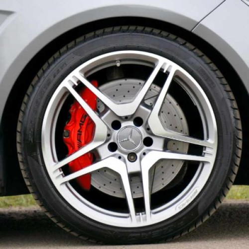 Alegerea între anvelope all-season și anvelope sezoniere: sfaturi utile