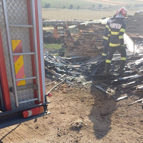 Incendiu la o fermă din Draguseni, intervenție promptă a pompierilor