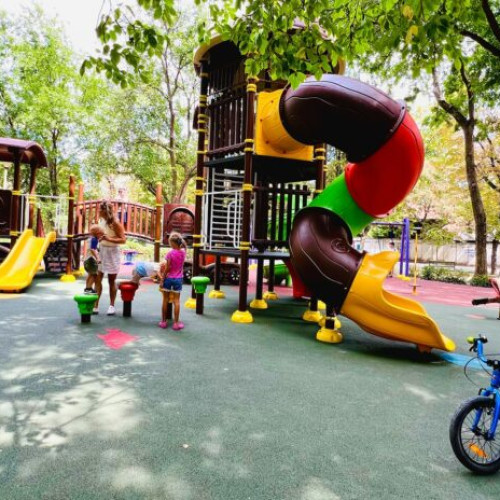 Patru noi locuri de joacă modernizate deschise în București