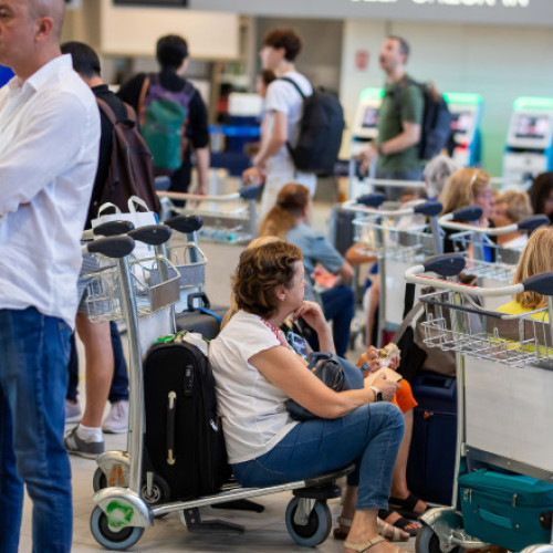 Haosul zborurilor pe aeroporturi continuă să afecteze pasagerii