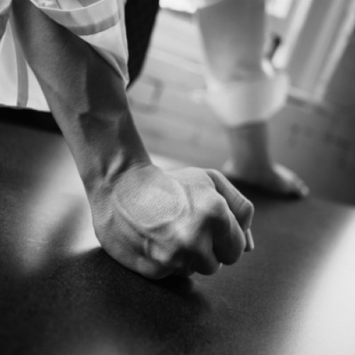 Un bărbat din Botoșani, evacuat de poliție după ce și-a agresat soția