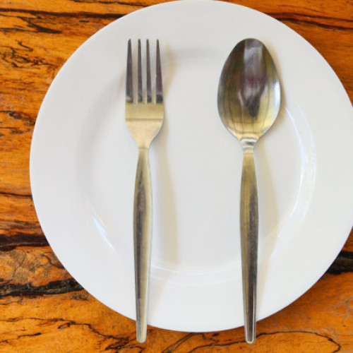 Un cuplu vienez plătește 8 euro pentru o farfurie goală într-un restaurant austriac