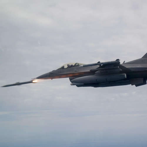 România achiziționează rachete AIM-120 pentru modernizarea Forțelor Aeriene