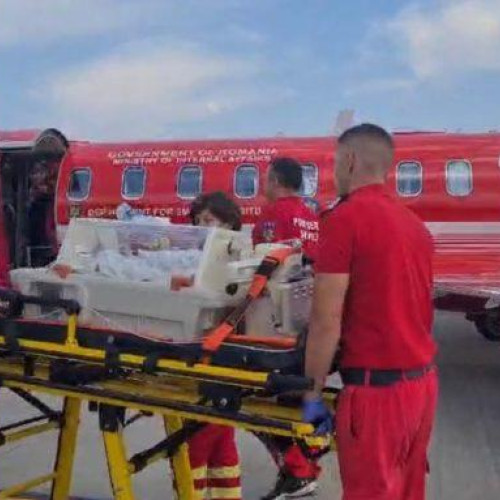 Echipe medicale se mobilizează pentru salvarea unui bebeluș din Botoșani