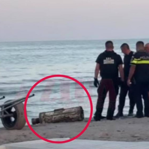 Pirotehnistii au intervenit pe plaja Venus pentru a ridica un propulsor de rachetă