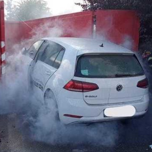 Gestionarea incendiilor la autoturisme electrice, o provocare pentru echipele de intervenție din România