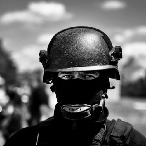 Conflict pe strada Traian, mai multe persoane imobilizate de poliție