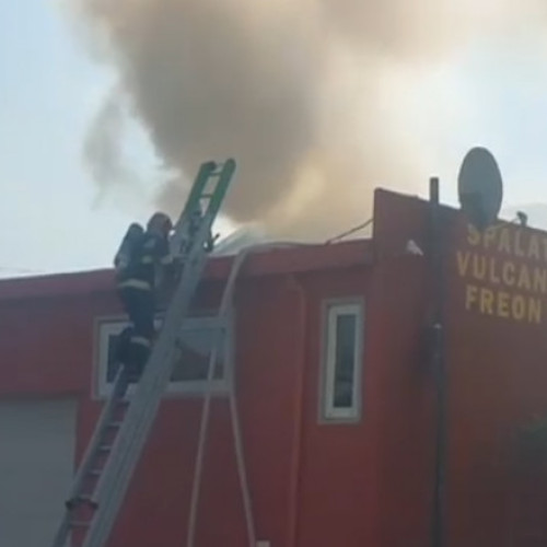 Pompierii intervin la două incendii de mare amploare în București