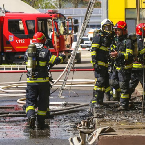 Incendiu la o hală din Popesti-Leordeni: zece persoane evacuate