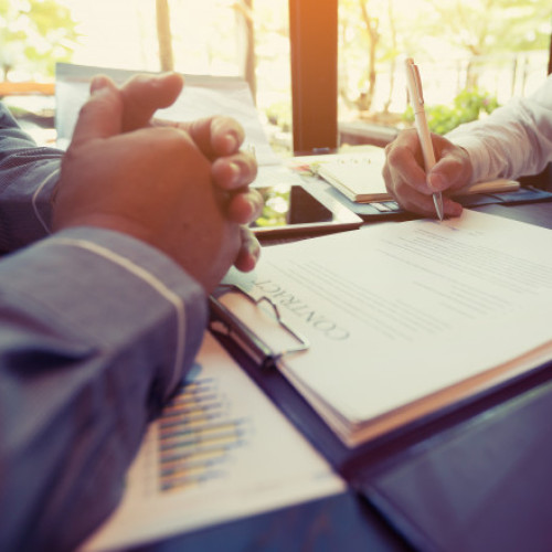 Tânăr din Vaslui acuzat de datorii de 1,5 milioane de lei din cauza unei semnături