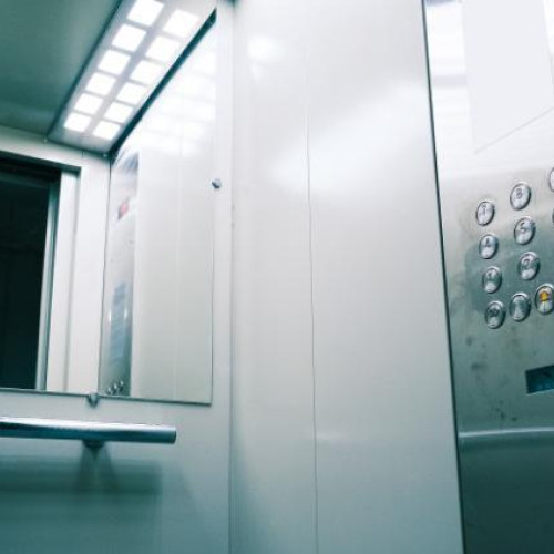 Sase adulți și patru copii au fost salvați după ce au rămas blocați într-un lift în Turda