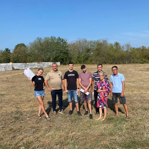 Tinerii din Lucieni primesc terenuri pentru construcția de locuințe