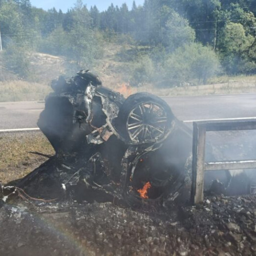 Accident rutier cu o mașină de lux în flăcări în Paltinoasa