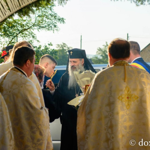 Mitropolitul Teofan a oficiat slujba de sfințire a noii biserici în Viișoara