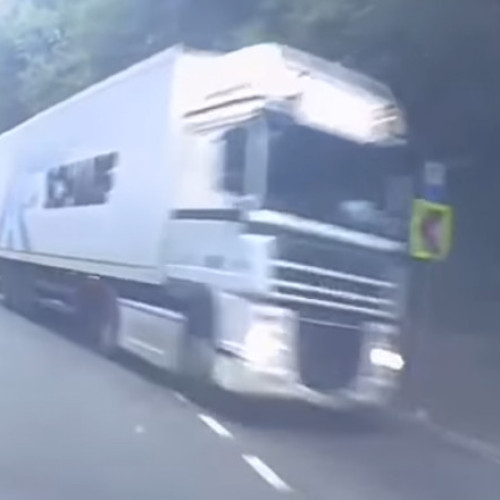 Accident evitat în Defileul Jiului: Un TIR a depășit pe linie continuu