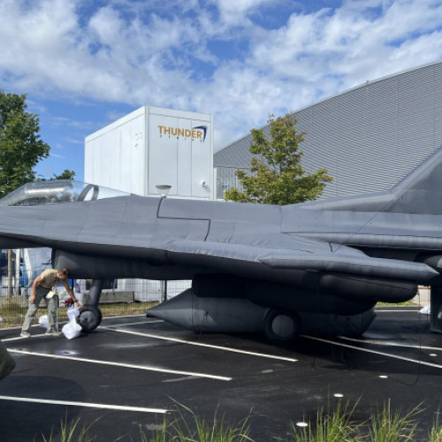 O companie cehă prezintă o momeală gonflabilă F-16 cu însemnele Ucrainei
