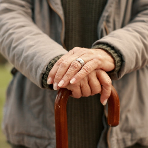 Crește indemnizația de însoțitor pentru pensionarii cu gradul I de invaliditate