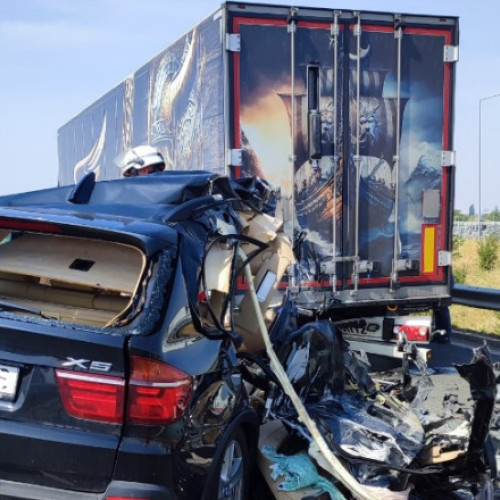 Accident pe autostrada A1: o maşină de teren şi un camion s-au ciocnit
